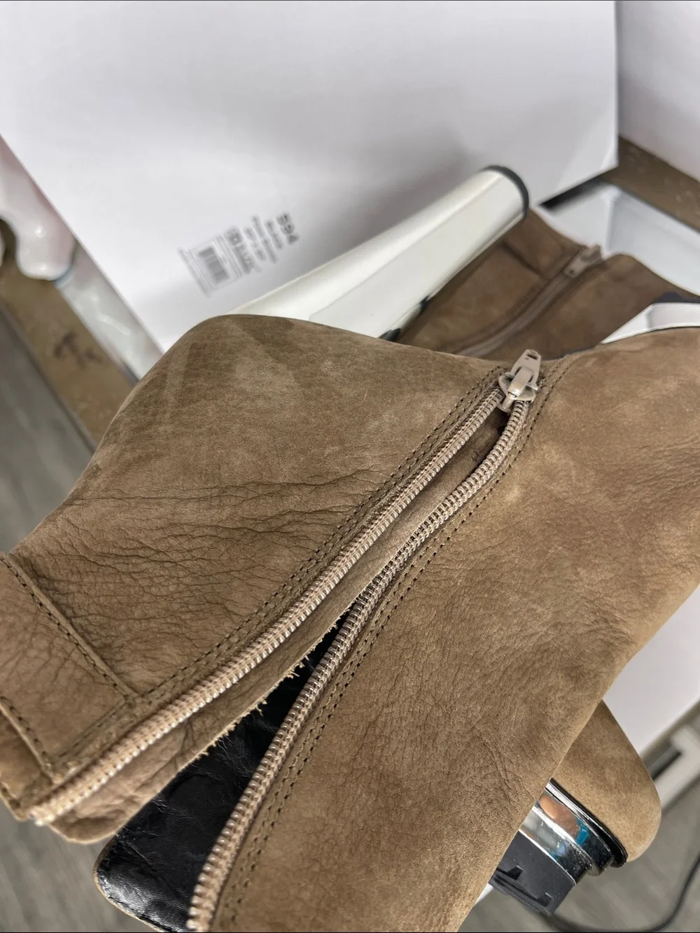 Pour La Victoire taupe suede